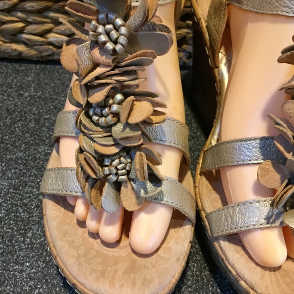 B.O.C. Cork Wedges w/ Floral Detail - Picture 4 of 14